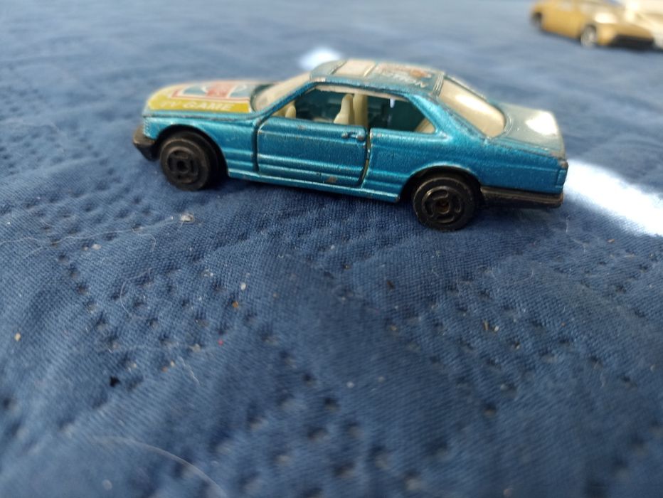 stary vintage metalowy model samochodu Mercedes