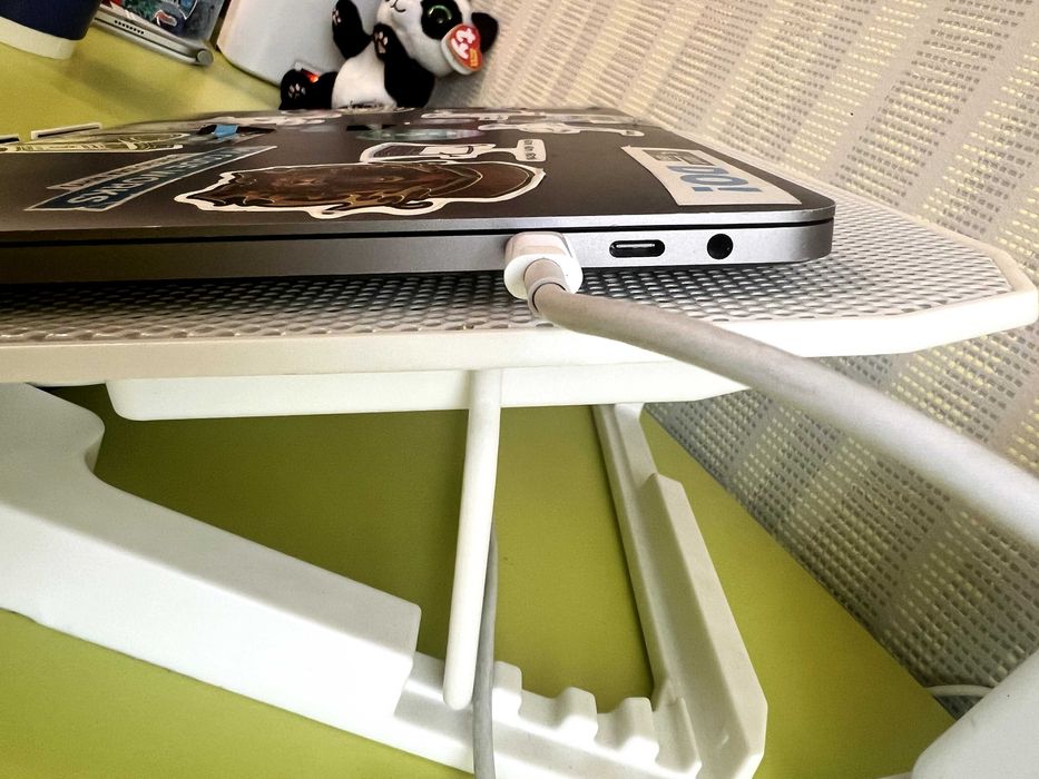 MacBook Pro (13-inch, 2020, Four Thunderbolt 3 ports)