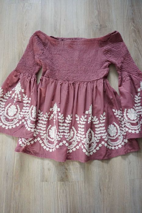 Różowa bluzka z haftem