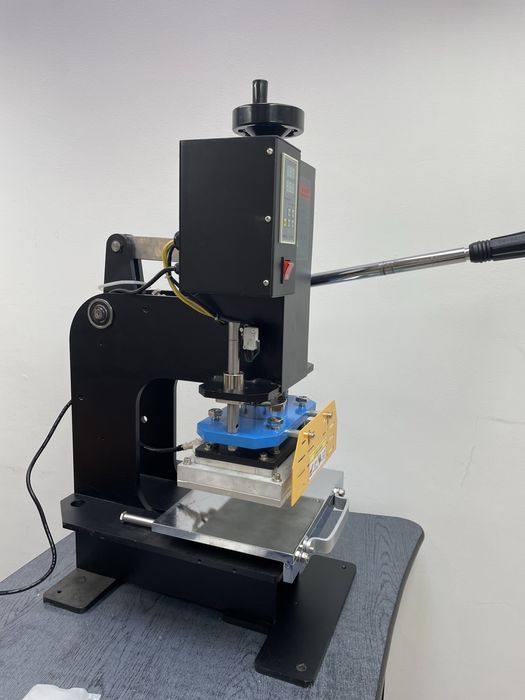 Прес для гарячого тиснення на шкірі