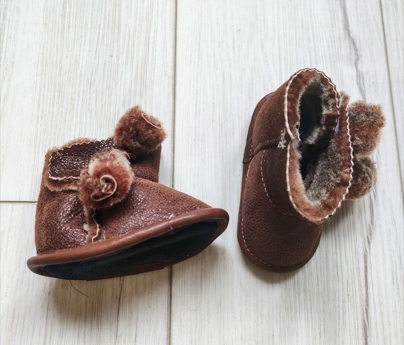 Nowe kapcie buciki niemowlęce 18/19