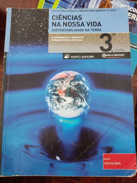 Livros escolares de diferentes anos de ensino e disciplinas