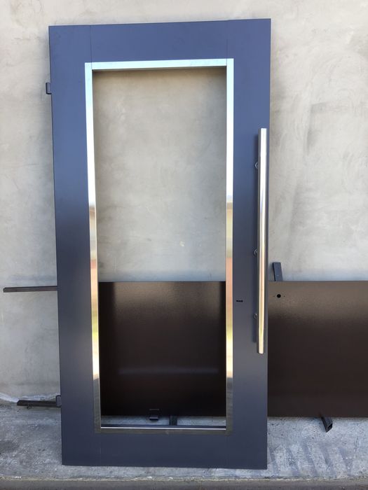 Двері металеві в підізд, будинок.