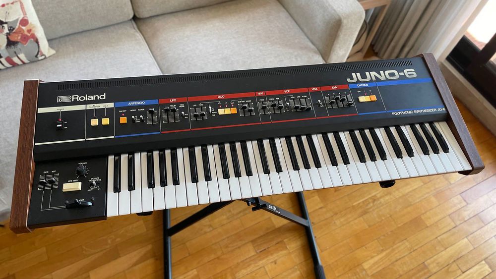 Roland JUNO 6, em estado de novo