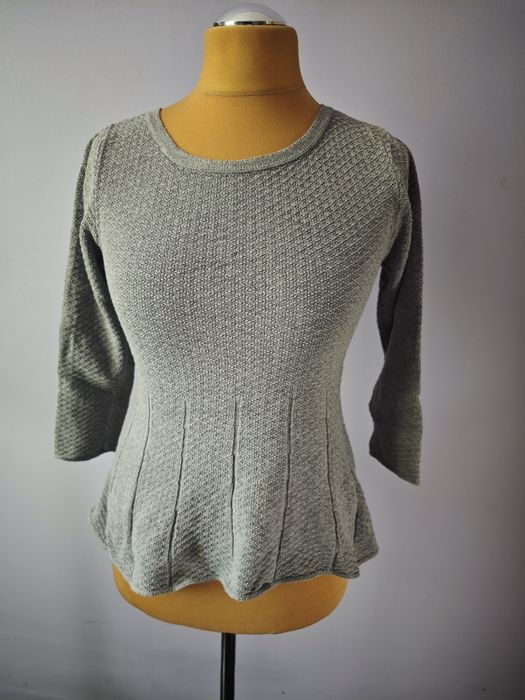 Elegancki szary sweter z peplum next