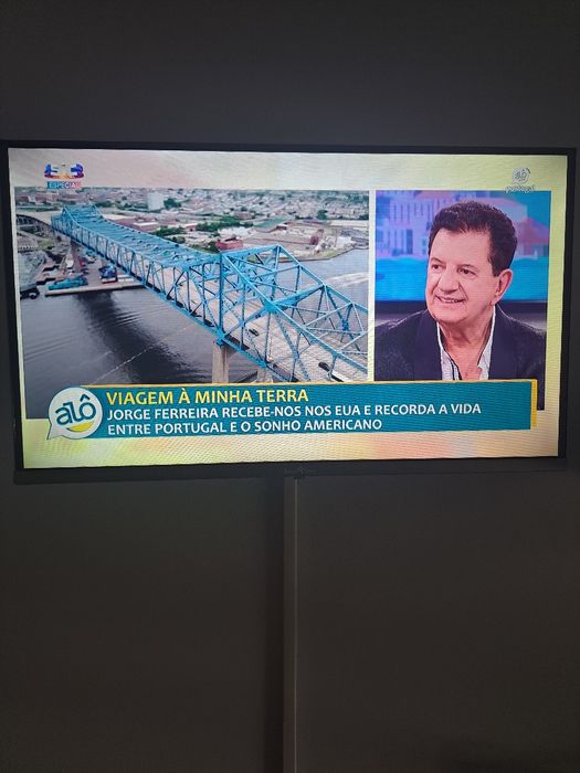 Tv com suporte e comando