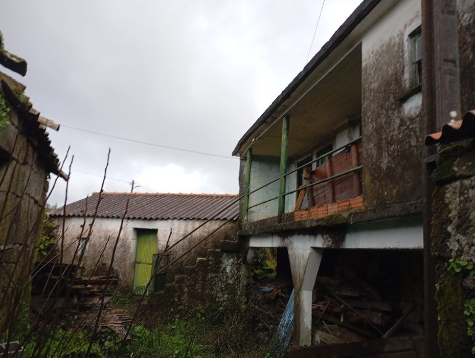 Casa em Pedra para Recuperar com água e luz