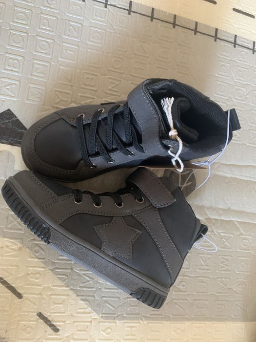 Дитячі нові кросівки