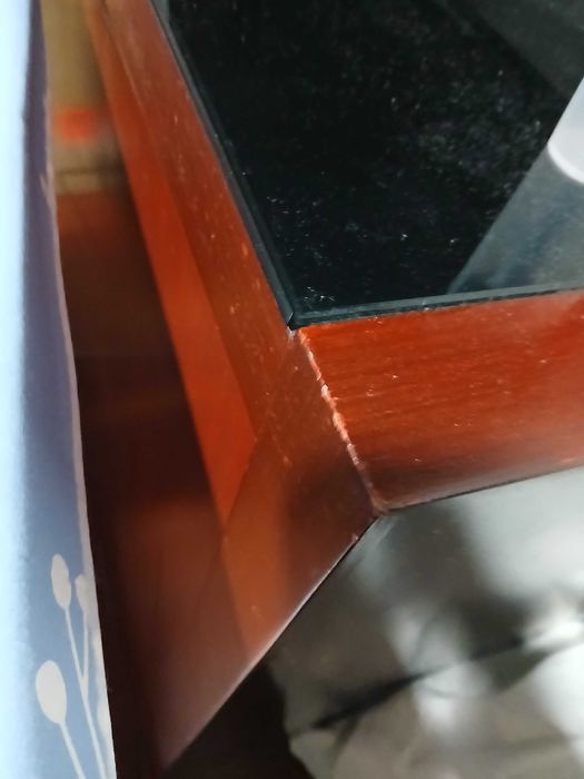 aparador em madeira castanho wengué com tampo em vidro