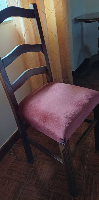 Cadeira estofada a vermelho