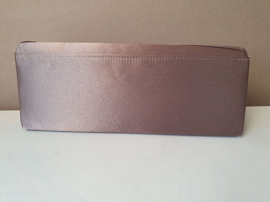 Jasno brązowa kopertówka torebka z ozdobnym kwiatem