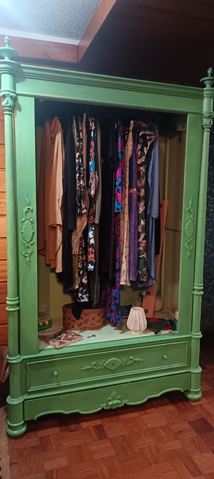 Roupeiro antigo restaurado.