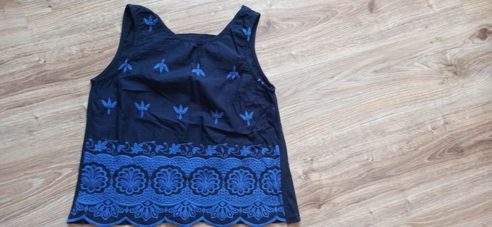 Top z haftowaniami ciekawym wycięciem na plecach