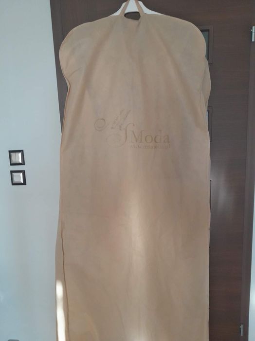 Suknia ślubna (długa, biała, welon, halka koło)