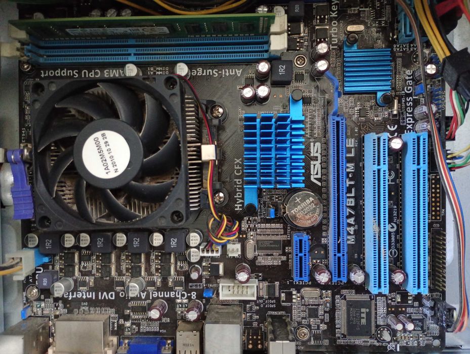 Комп запчастини: корпус, проц + живлення, мамка, пам'ять, дисковод