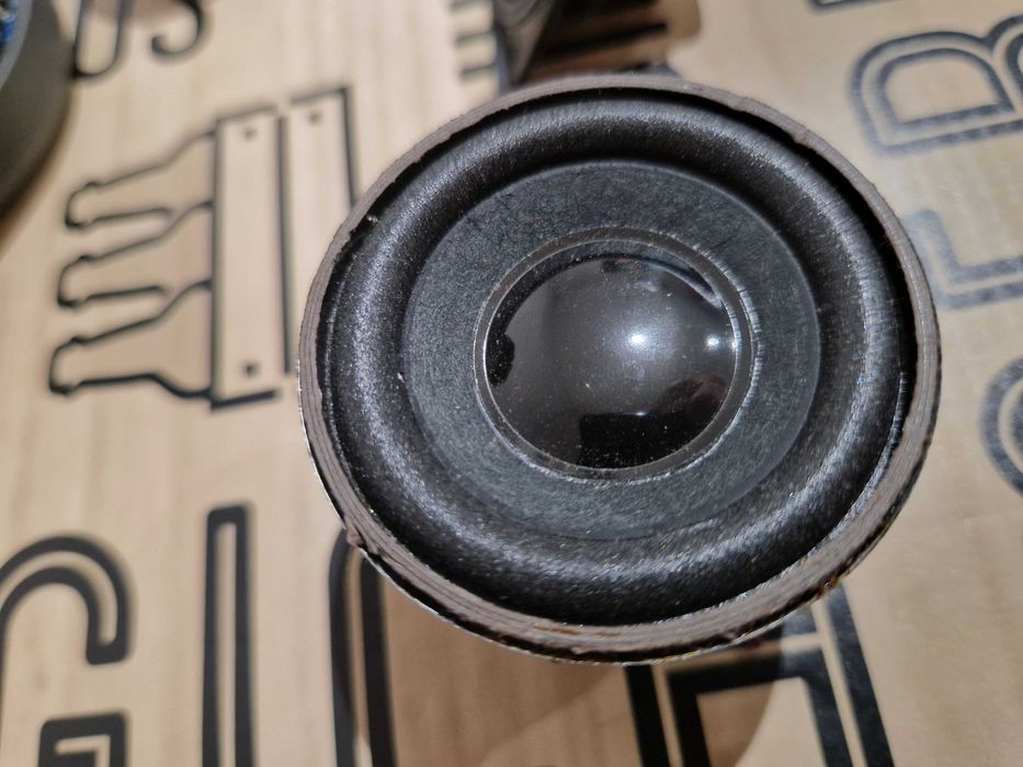 Lote de 4 alto-falantes originais JBL e Beosound Explore speaker.