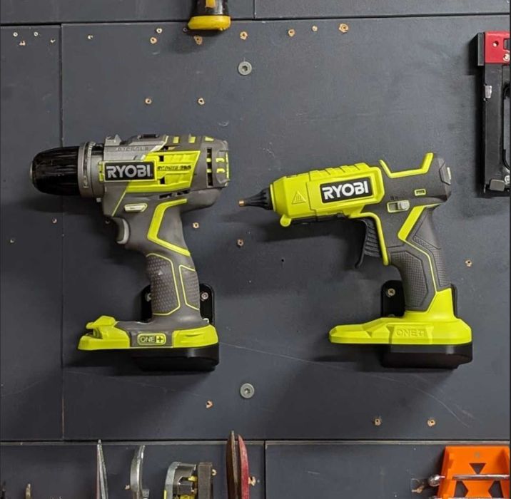 Zestaw uchwytów Ryobi 4 uchwyty na narzędzia + 2 uchwyty na baterie