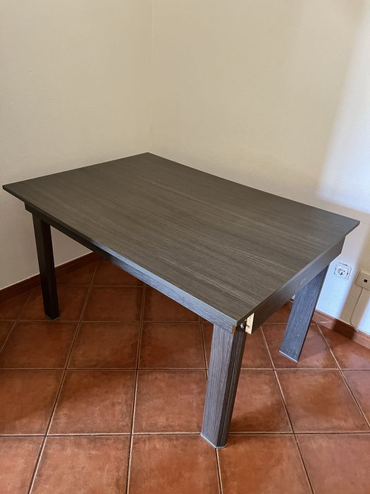 Mesa de jantar extensivel com 4 cadeiras