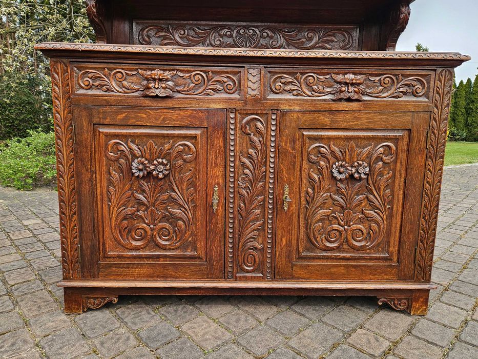 Stary antyczny kredens bogato zdobiony