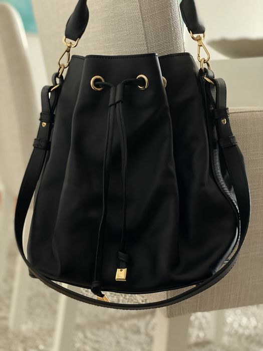 Bolsa bucket em pele preta com pochete interior