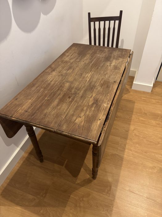 Conjunto mesa e cadeiras antigas