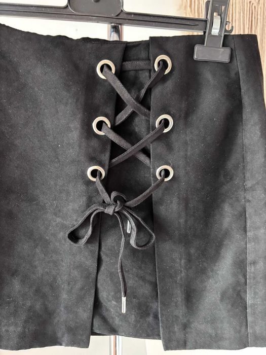 Saia preta H&M Divided EUR 38 | Efeito camurça com laço frontal