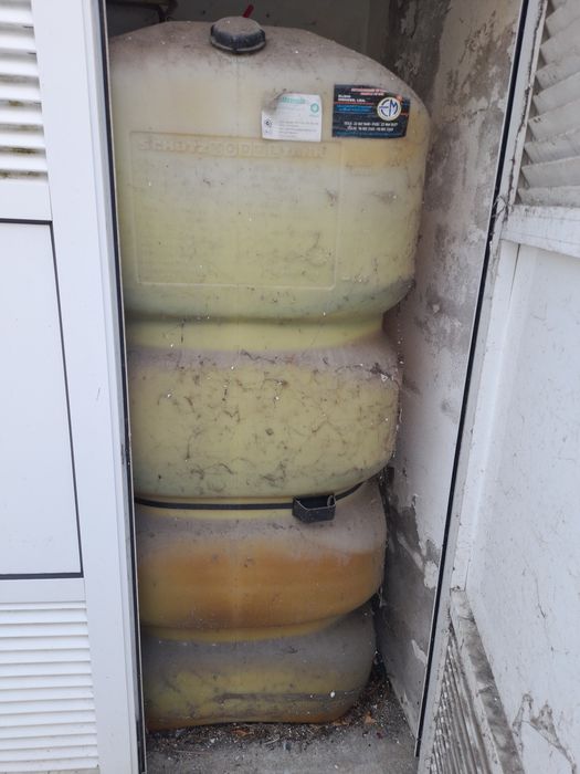 Depósito de gasóleo em plástico rigido usado