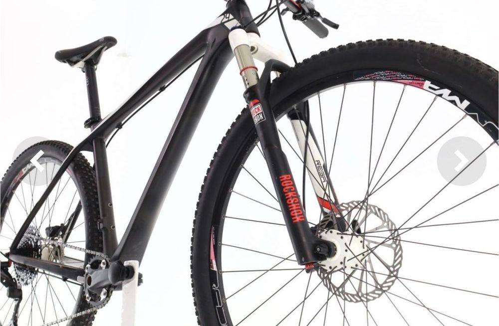 Bike BTT Cube Reaction Pro com rolo de treino