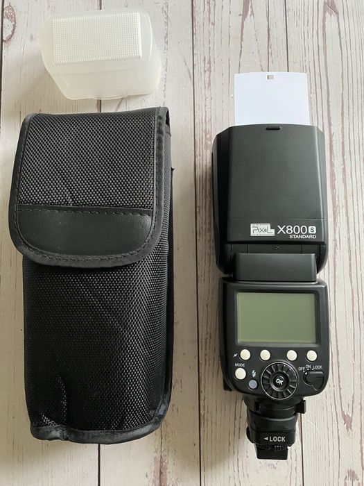 Фотоапарат Sony Alpha 77 з двома обʼєктивами та спалахом
