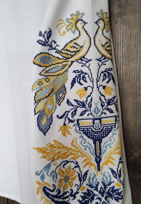 Сорочка-вишиванка з жовто-блакитним малюнком (ручна робота/М)