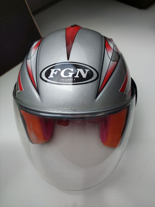 Dziecięcy kask narciarski.