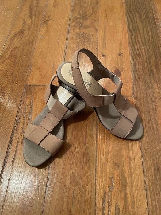 Sandálias de camurça camel.