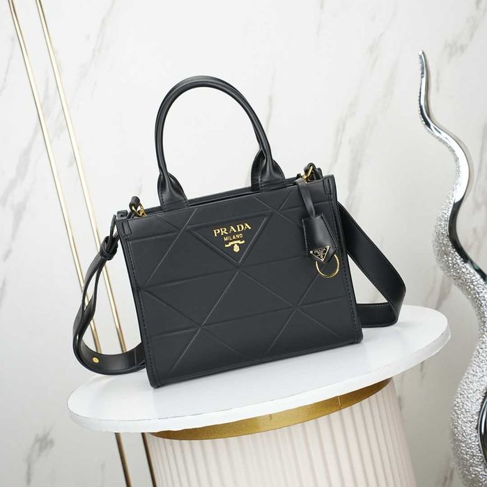 Torebka Prada czarna – idealna na codzienność i specjalne okazje