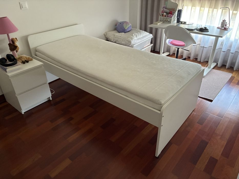 Cama Individual Branca 90x200 cm – Excelente Estado (Sem Colchão)