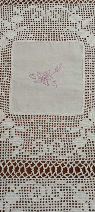 Toalha de mesa de linho e renda