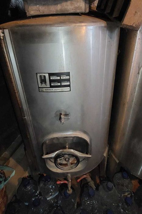 Cubas inox para vinho e outros afins,700 litros e 550 litros