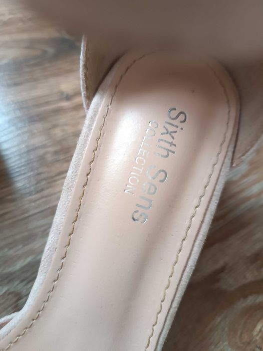 Buty na słupku beżowe