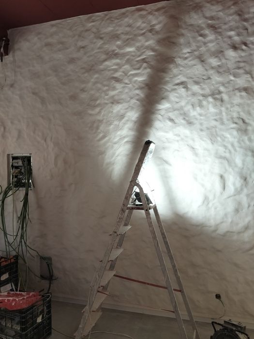 Sou pintor profissional com experiência em pintura, estuque e barramento, garantindo um acabamento