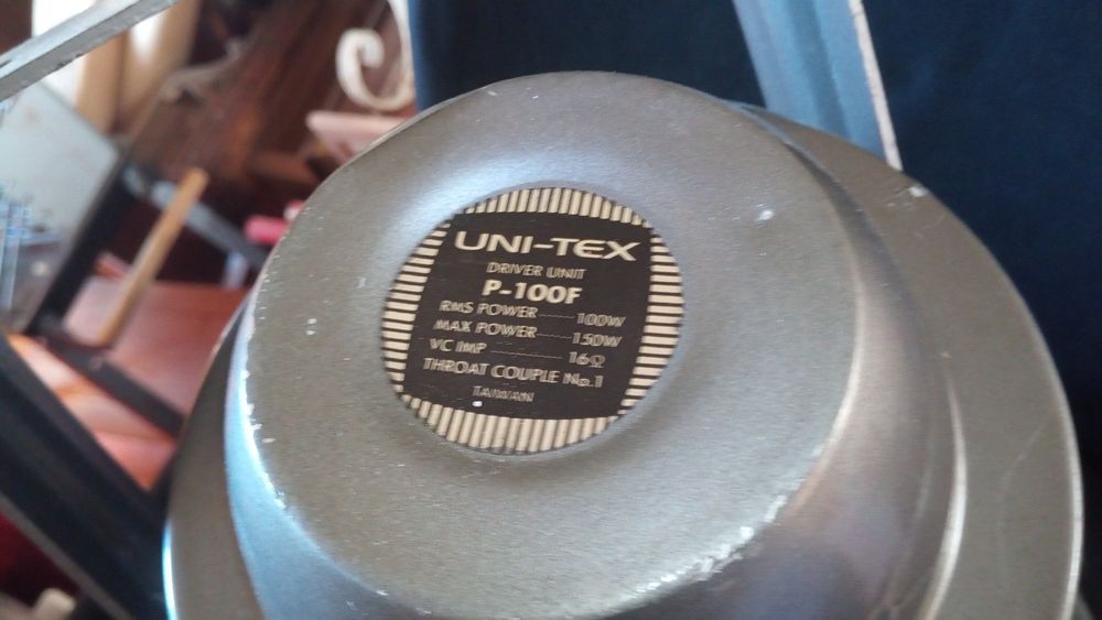 2 colunas exterior e amplificador;  tipo megafone 300W