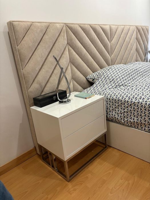 Cama estofada com estrado elevatório