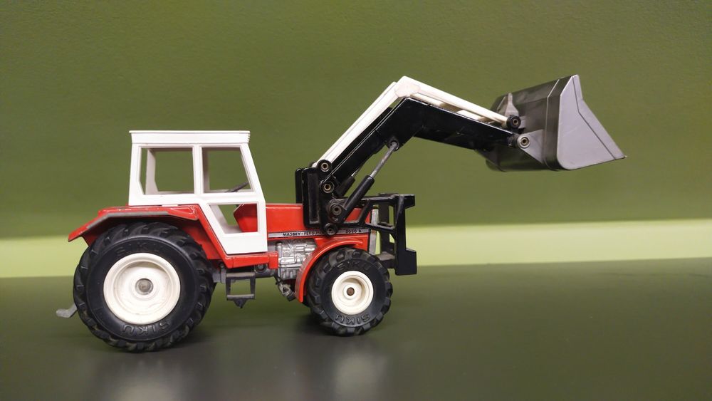Siku traktor  z ładowaczem Massey Ferguson 1 32
