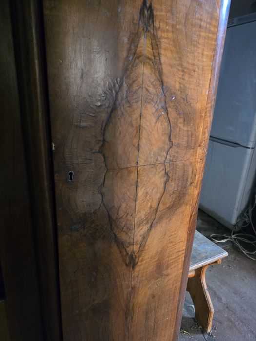 Szafa ubraniowa z witryną w stylu Art Deco.
