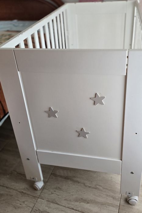 Cama branca de bebé