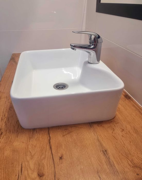 Umywalka nablatowa z baterią