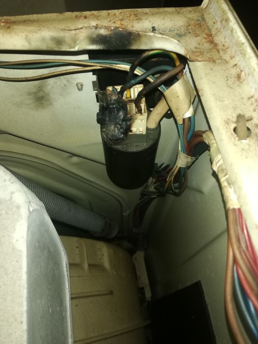 Máquina de lavar roupa Indesit. 1 peça queimada