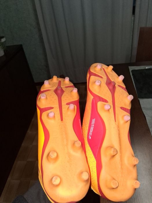 Chuteiras 42 totalmente novas,  usadas uma vez,  não me servem.