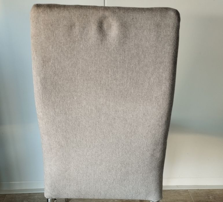 Komplet 4 krzeseł – mała plama na siedzisku, stan dobry