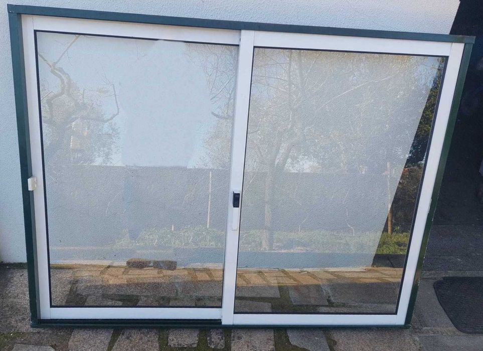 Janelas e Porta em Alumínio brancas