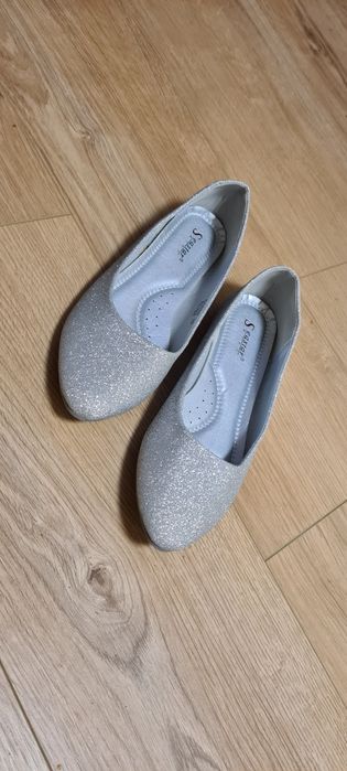 Srebrne błyszczące baleriny