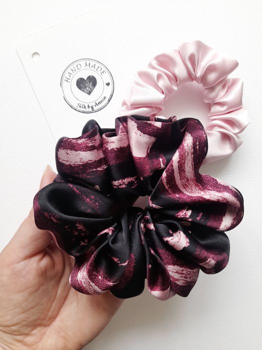 Czarna jedwabna gumka do włosów scrunchie